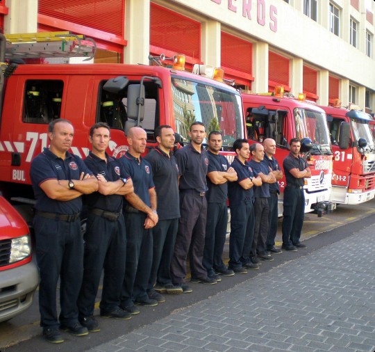 Dotación de bomberos frente a los vehículos del parque